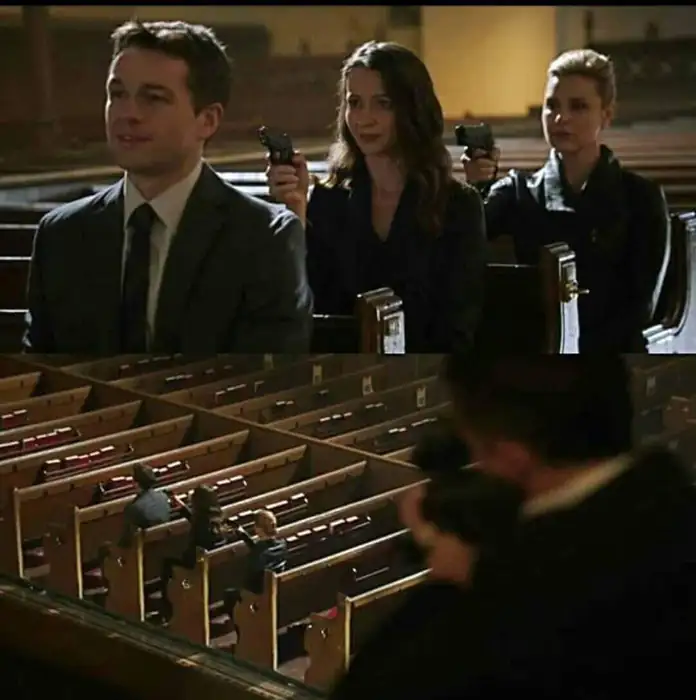 上層畫面，一位男士面露微笑，身後兩位女士持槍，其中一人槍口對著男士頭部。下層畫面，多人在教堂座位中移動或躲藏。整體場景為教堂內部，氛圍緊張帶黑色幽默。出自電影《金牌特務》。