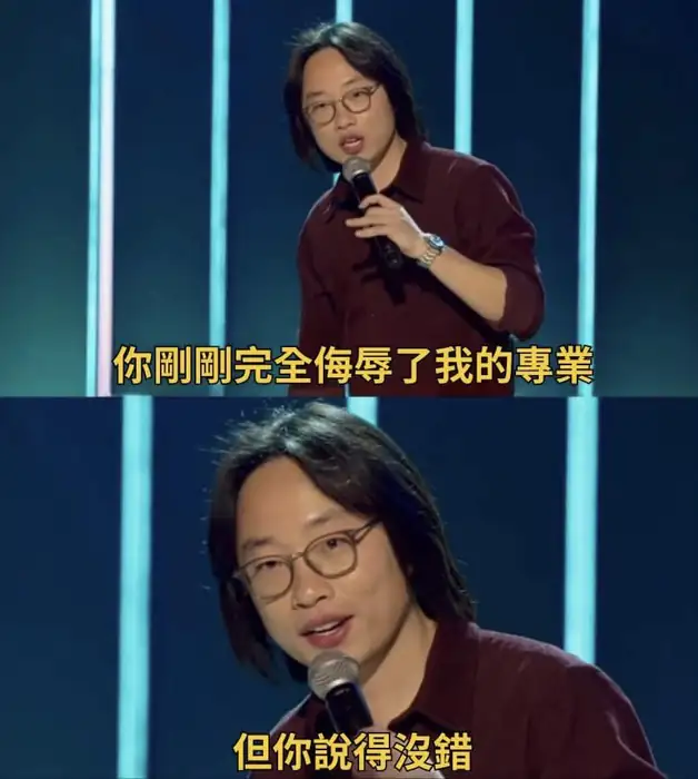 歐陽萬成在脫口秀舞台上手持麥克風接續發言，上下兩格皆維持認真神情，並未露出笑容。