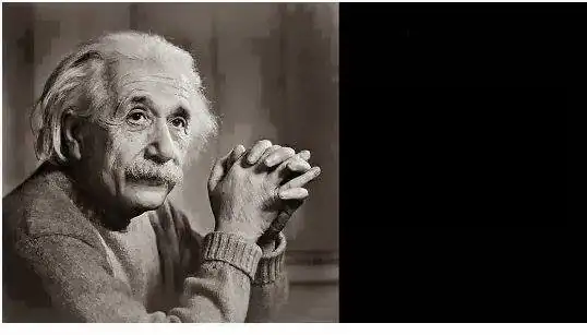 愛因斯坦的肖像，白髮蓬鬆且留有八字鬍，雙手合十，神情沉思地望向右上方。