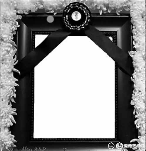 黑色相框，框緣飾以白色花朵，頂部有黑色緞帶與圓形花結。