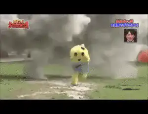 船梨精在草地上狼狽地奮力奔跑，身後不斷發生猛烈的大爆炸。出自《行列法律事務所》