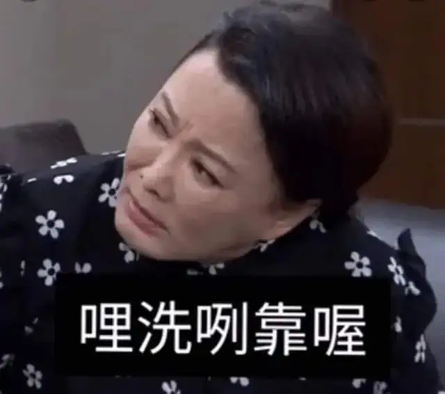 中年女子眉頭緊皺，面露痛苦掙扎的神情，頭部向左傾斜。